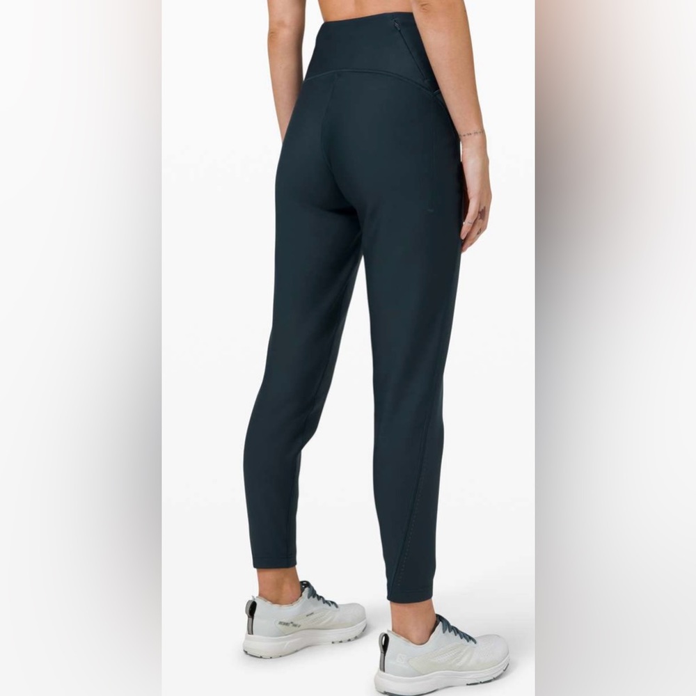 Lululemon Chase the Chill High Rise Pant / Tight, Size 8, Submarine
